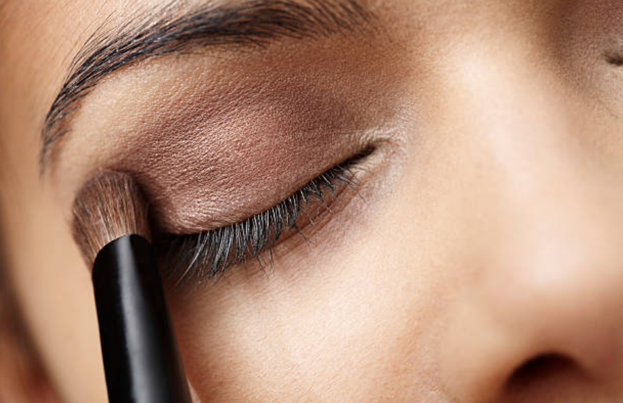 CHOOSING THE RIGHT EYESHADOW SHADES